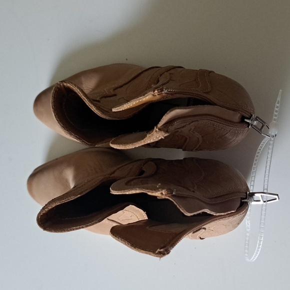 Dolce Vita Silvan Bootie - Picture 8 of 9